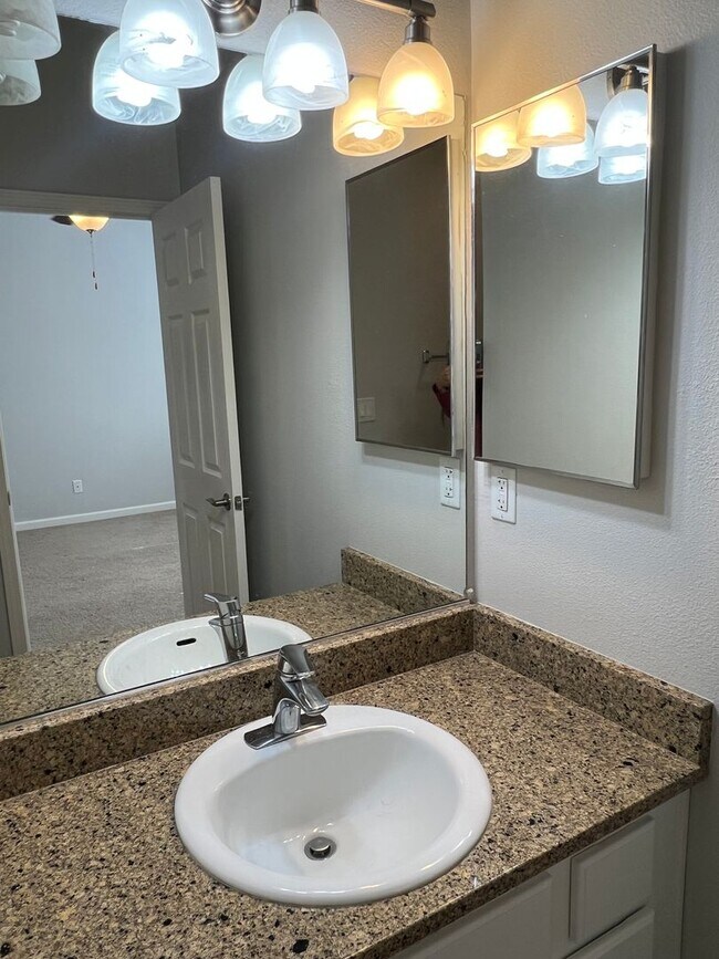 Foto del edificio - Beautiful 2-bedroom, 2 bath Condo in Gated...