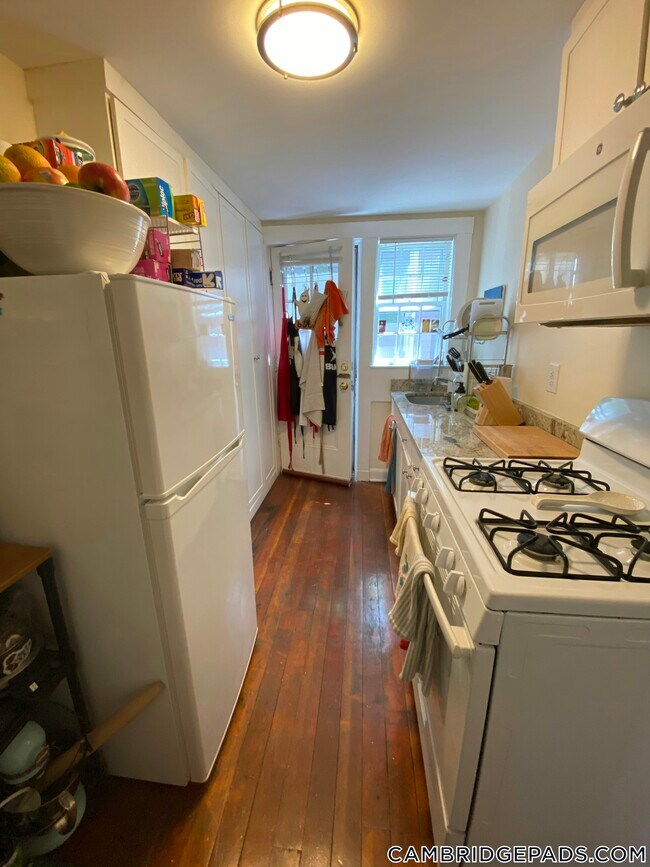 Building Photo - 38 Gibson St