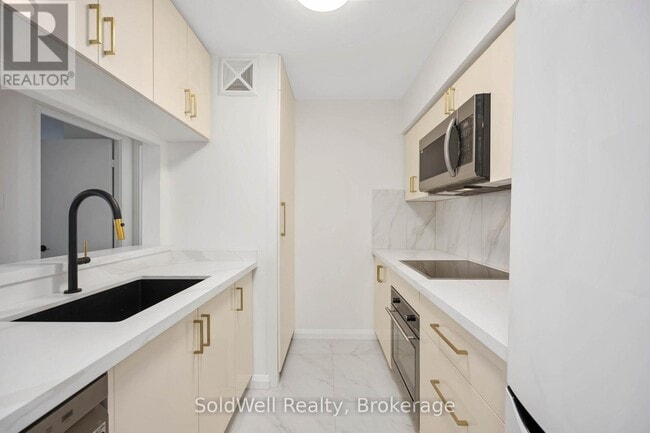 Building Photo - 1055 Bay St.