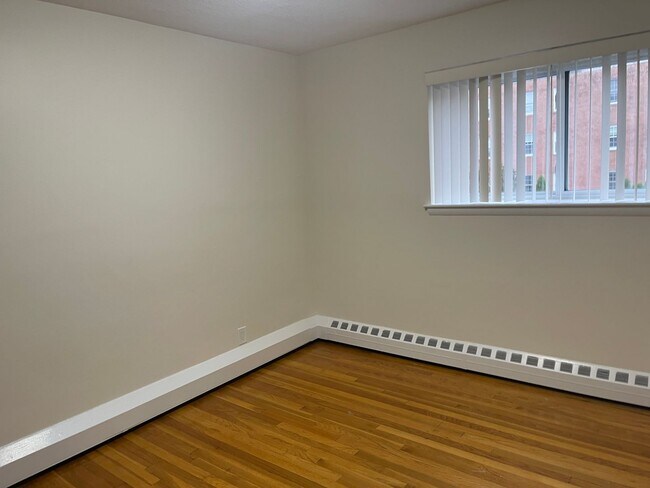 Foto del edificio - Free month COOLIDGE CORNER, Noce renovated 2 bed in small building,  Utilities INC, Pets Ok NO LEAD!
