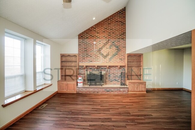 Building Photo - REDUCED!