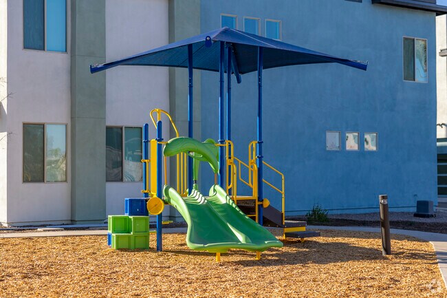 Área de juegos infantiles al aire libre para la comunidad - Canopy at the Trails