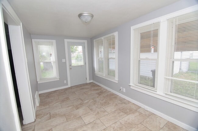 Building Photo - Charming 1-Bedroom - Half Month Off First ...