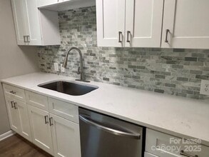 Building Photo - 605 E Horah St