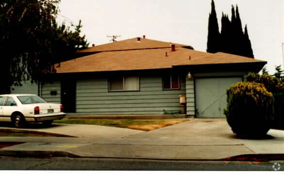 Building Photo - 117 Adler Ave