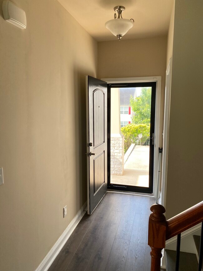 Foto del edificio - 6121 Hickory Lane Dr