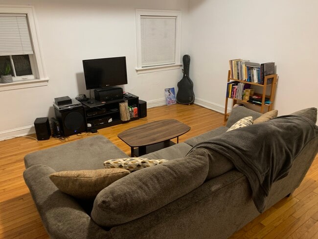 Living room - 1505 Oak Ave