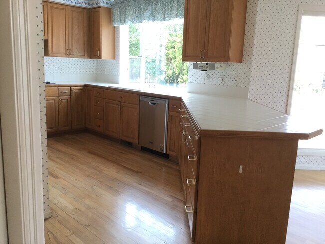 Foto del edificio - RARE OPPORTUNITY - 4 beds and 2.5 bath in ...