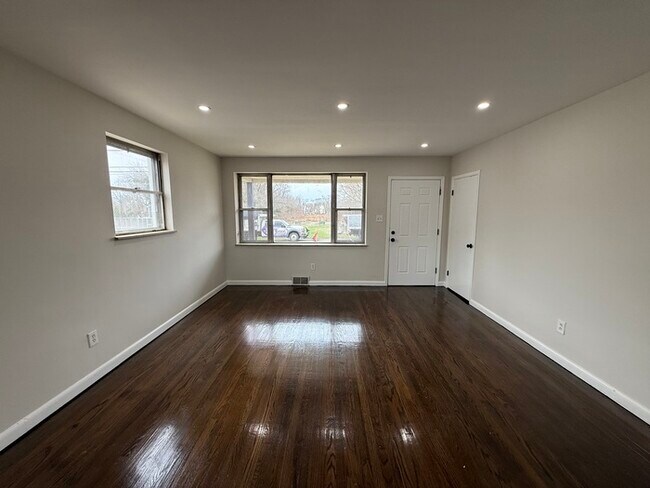 Foto del edificio - 36 Collins Ln