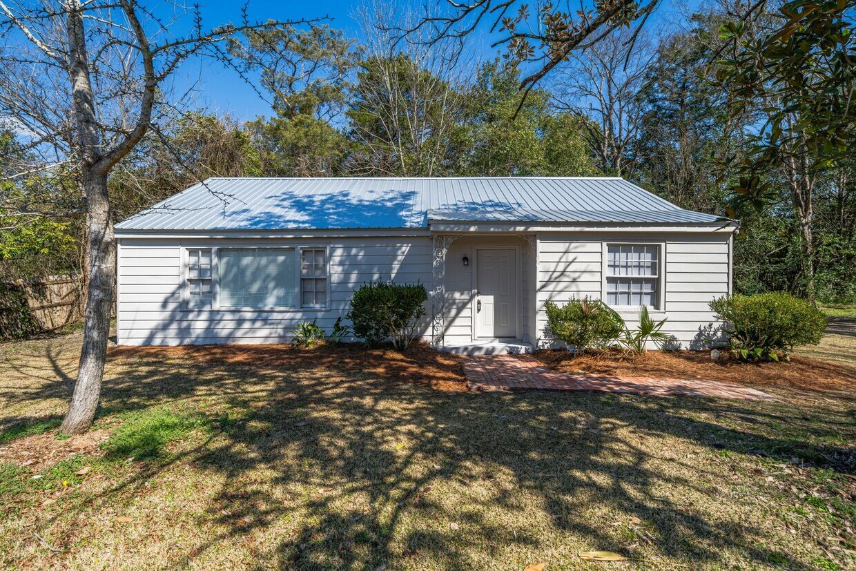 Primary Photo - Spacious 3BR/2BA – 1,480 Sq Ft of Comforta...