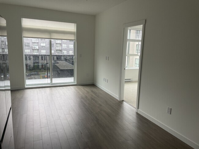 Building Photo - 15733-15785 85 Ave