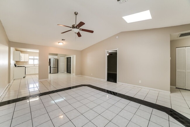 Building Photo - 5901 Lincoln Cir W