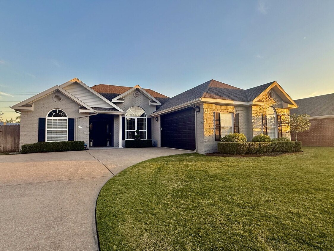 Foto principal - Available Mid-June! Stunning Home Near Col...