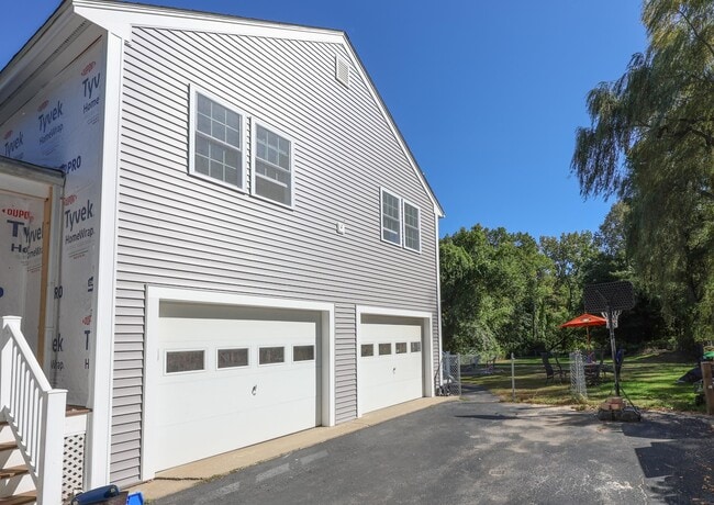 Building Photo - 47 Elm St