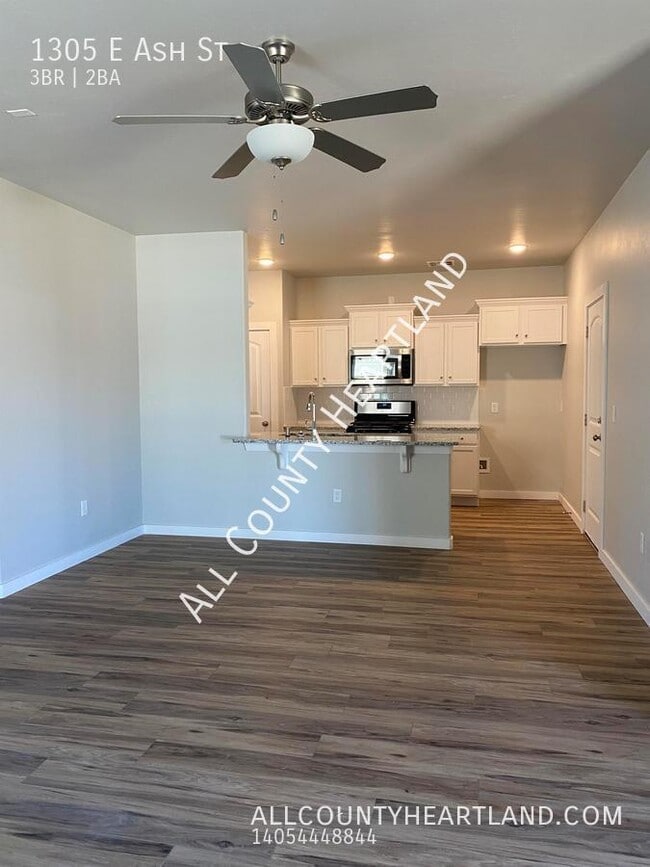 Building Photo - 1305 E Ash St