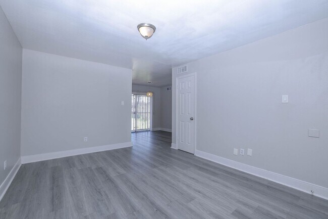 Foto del edificio - 9834 Denning Dr