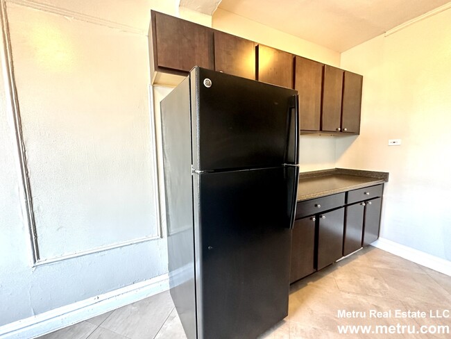Building Photo - 3943 W Diversey Ave