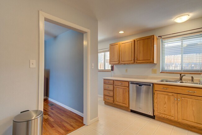 Foto del edificio - Ranch Style Brick home, charming and convenient!