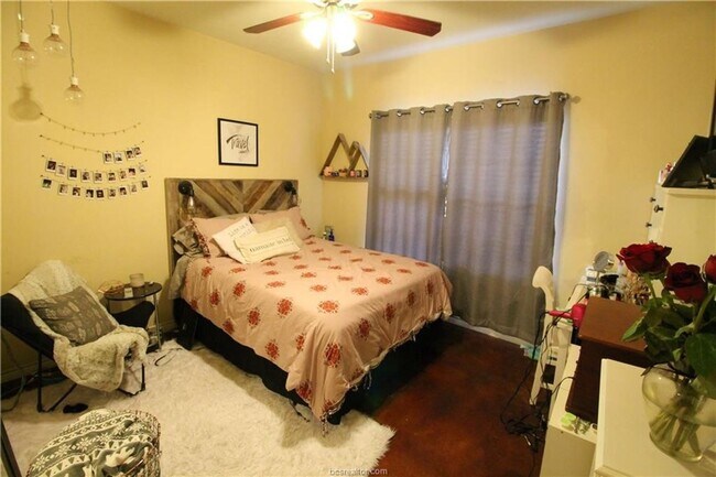 Building Photo - Spacious 4 Bedroom, 3 Bathroom House in Horse Haven!