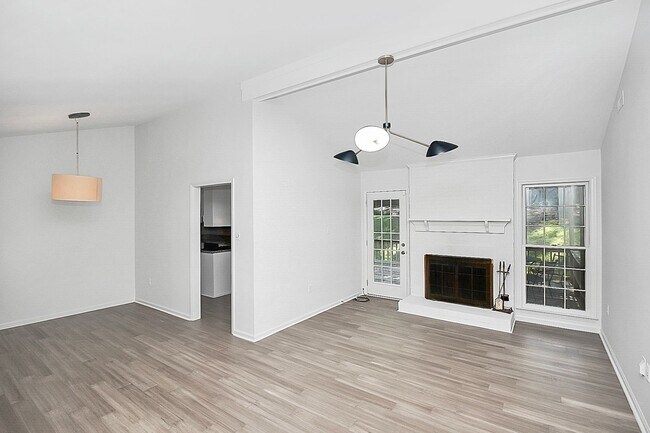 Foto del edificio - Exquisite South Charlotte Ranch, Move-In R...