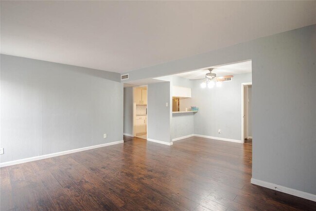 Foto del edificio - 12816 Midway Rd