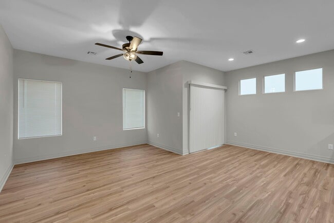 Building Photo - 1932 E Village Estates Dr