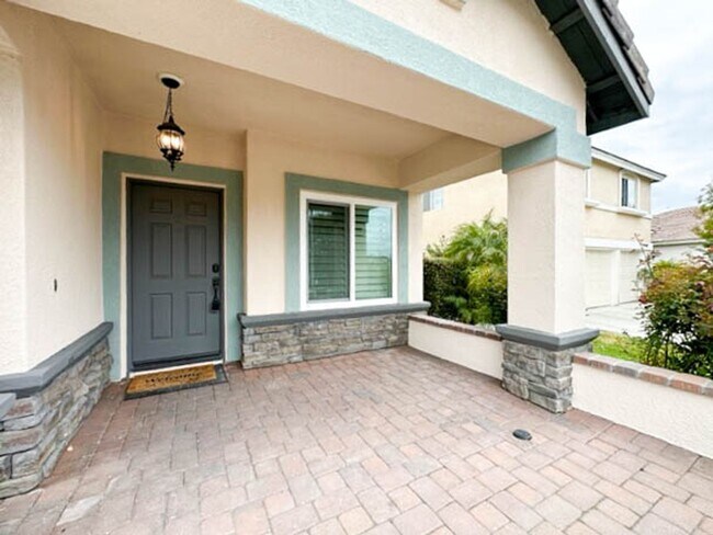Foto del edificio - **STUNNING** 8 BEDROOM SOLAR HOME IN GATED...