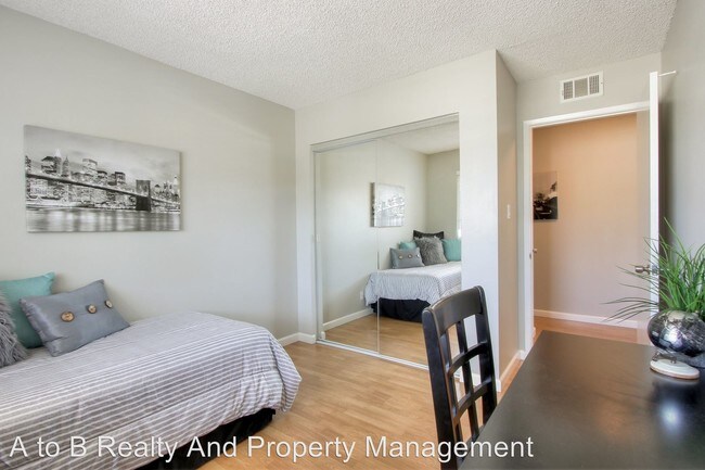 Building Photo - 2 br, 1 bath House - 1341 Joplin Dr #4