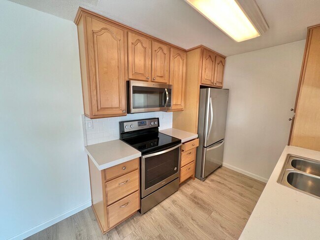 Building Photo - Top Floor Ocean View 1 Bed | Fully Remodeled | Large Balcony | Prime 2nd Street Location