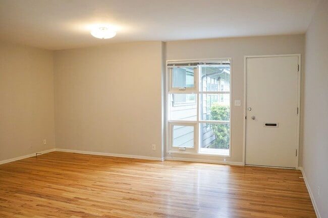 Building Photo - Mid-Century 2bdr Near Willamette Park & OHSU