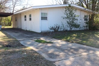 Building Photo - 1922 Skylane Dr