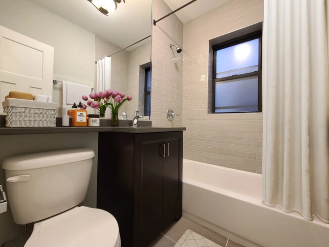 Foto del edificio - 705 W Brompton Ave