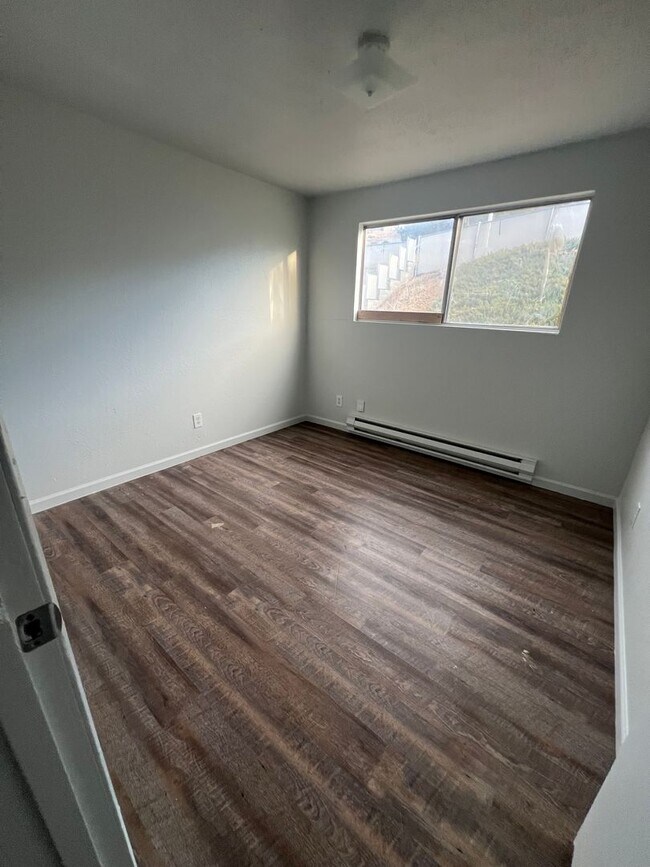 Building Photo - Newly Renovated - 3 Bedroom, 2 Bathroom Apartment - Pacific Terrace