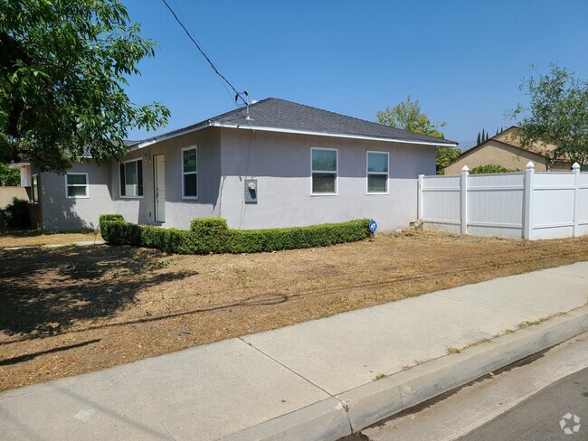 Building Photo - 519 E El Sur St