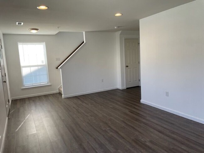 Foto del edificio - Spacious 3 Bedroom 2.5 Bathroom Home For R...