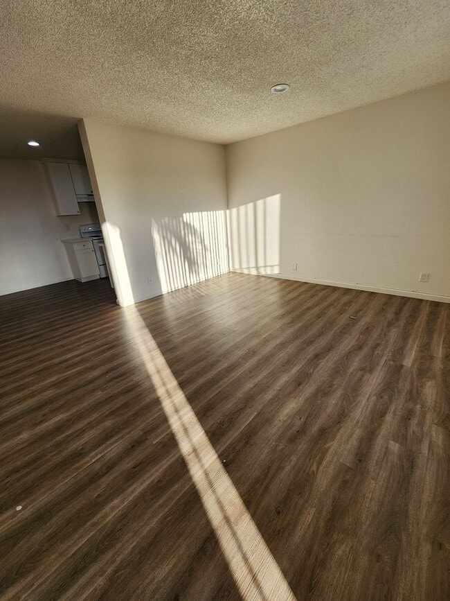 Building Photo - 3 bed, 2 bath