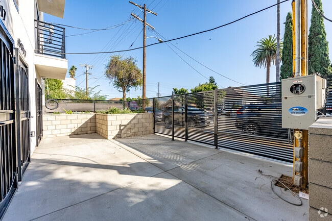 Courtyard - 4517 Kingswell Ave