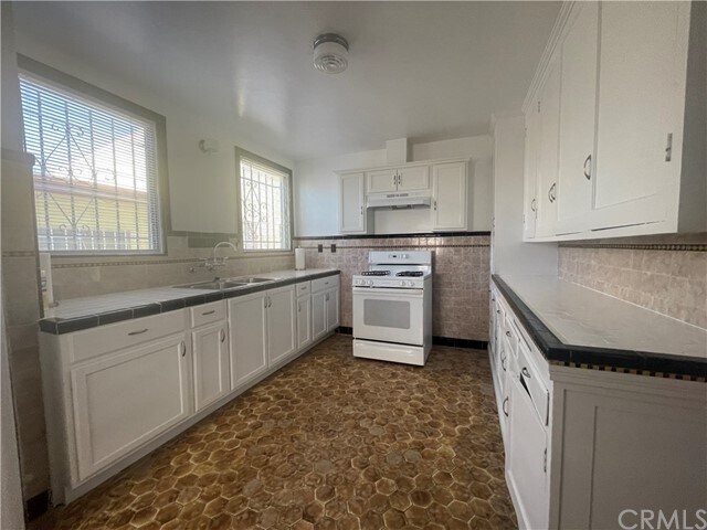 Building Photo - 832 W 95th St