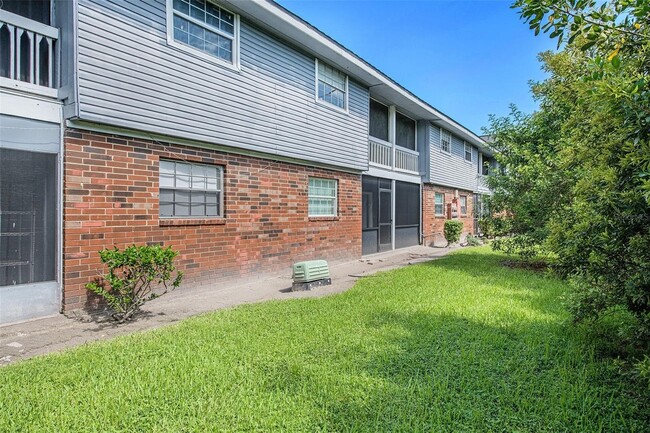 Building Photo - 200 Country Club Dr