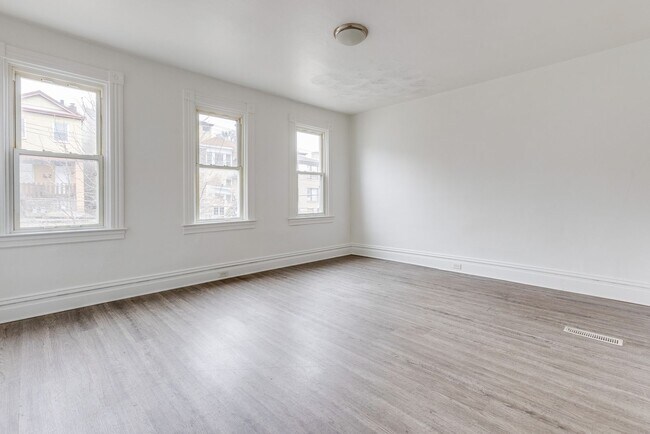 Foto del edificio - Available APRIL 2026 - Spacious 3 Bedroom Apartment in the Heart of Mt Oliver!