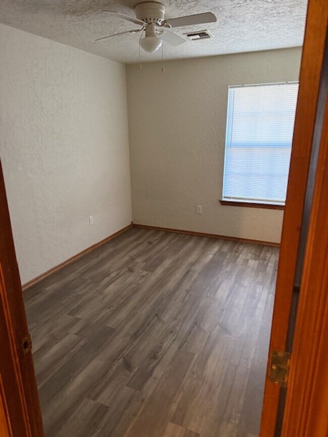 Foto del edificio - 1909 E Ave