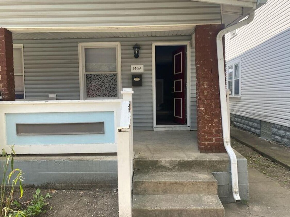 Primary Photo - 3 Bedroom Duplex in prime location Weiland...