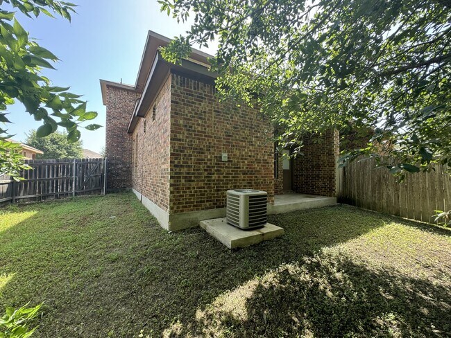 Foto del edificio - Adorable 2 story duplex on Creekside Circle