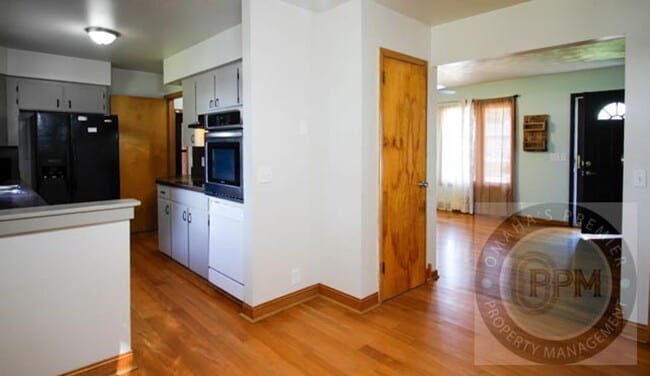 Building Photo - Convenience & Style: Your 3-Bed, 2-Bath Om...