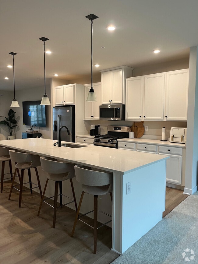 Kitchen with large island. - 10810 Presidential Pky