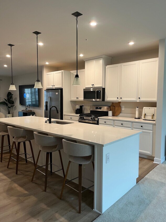 Kitchen with large island. - 10810 Presidential Pky