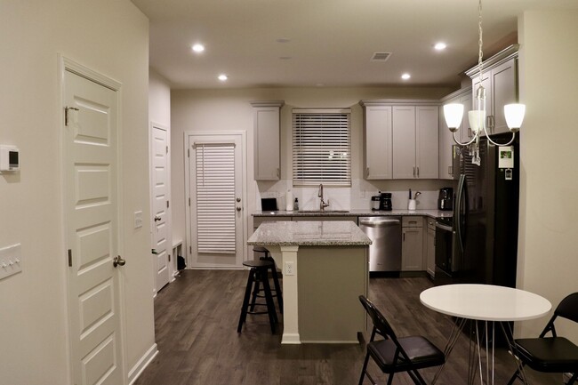 Foto del edificio - Like New 2 Bed, 2.5 Bath Townhome