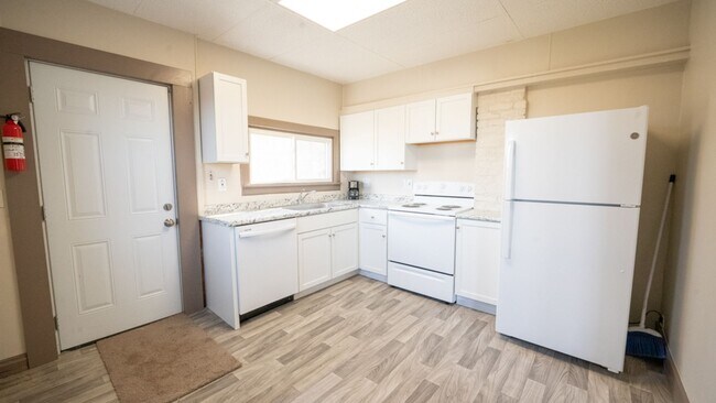 Building Photo - Updated 2 bed/1 bath apartment for rent in...
