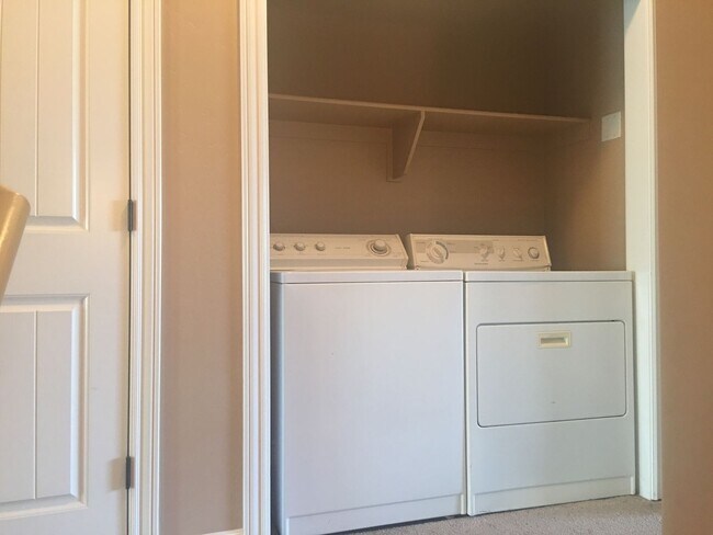 Building Photo - 2 Bedrooms Available in Shared Townhome