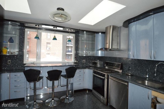 Foto del edificio - 4 br, 3 bath House - 105-27 62ND DR